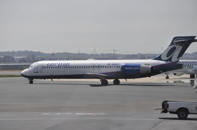 McDonnell Douglas MD-90 (N986AT)