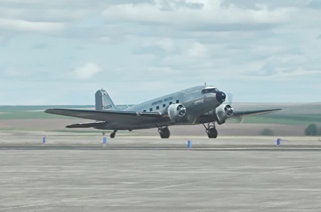 Douglas DC-3 — - Landing at KPDT