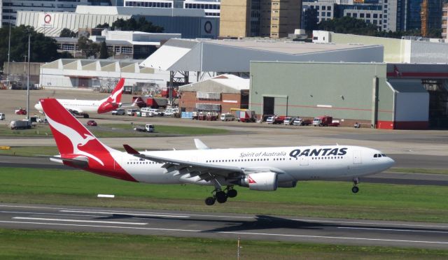 Airbus A330-200 (VH-EBA)