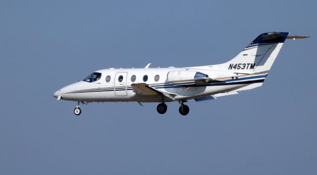 Beechcraft Beechjet (N453TM) - On final is this 2008 Hawker Beechcraft Beechjet 400A in the Winter of 2020.