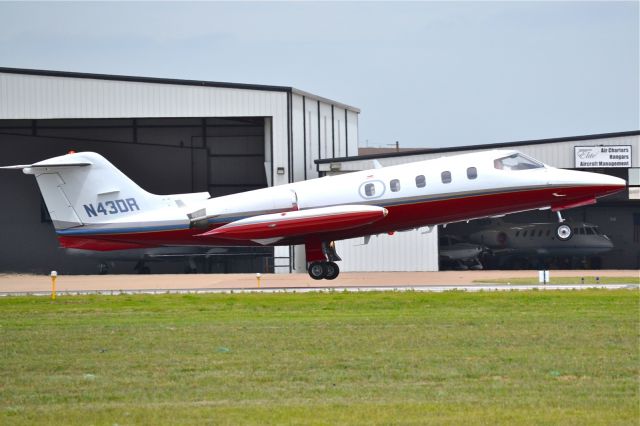 Learjet 25 (N43DR)