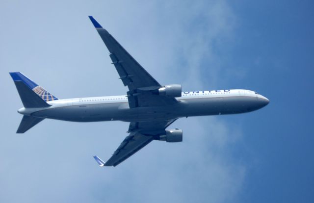 BOEING 767-300 (N643UA) - Shown here is a United Airlines Boeing 767-300 a few minutes until landing in the Summer of 2018.