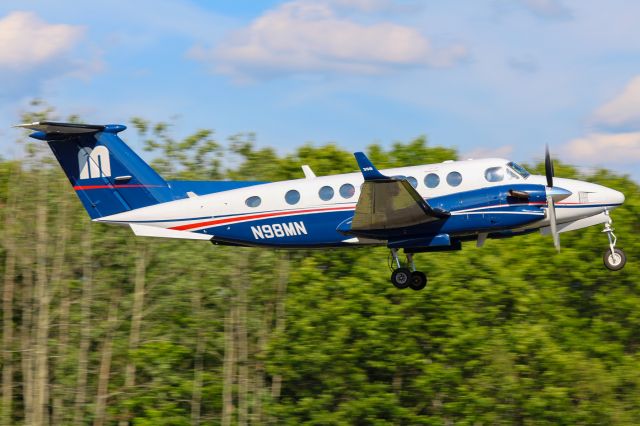 Beechcraft Super King Air 350 (N98MN) - Fast and powerful King Air departure.