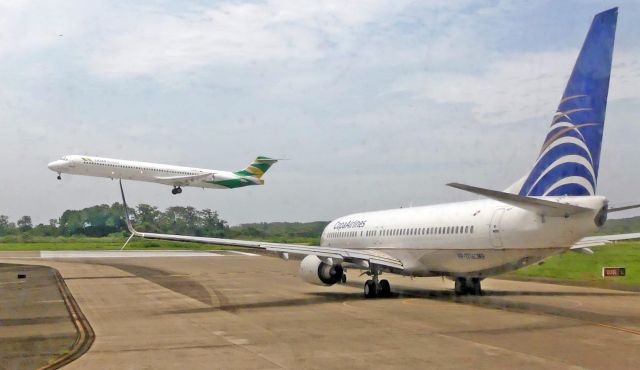 Boeing 737-700 (HP-1716CMP) - 2nd in line for takeoff as LASER MD80 lands on Rwy 03R.