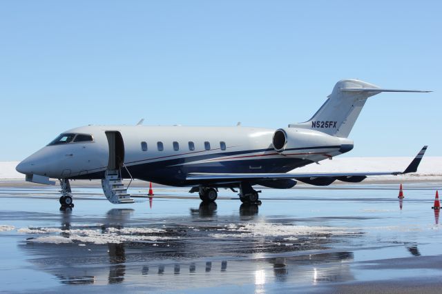 Bombardier Challenger 300 (N525FX)