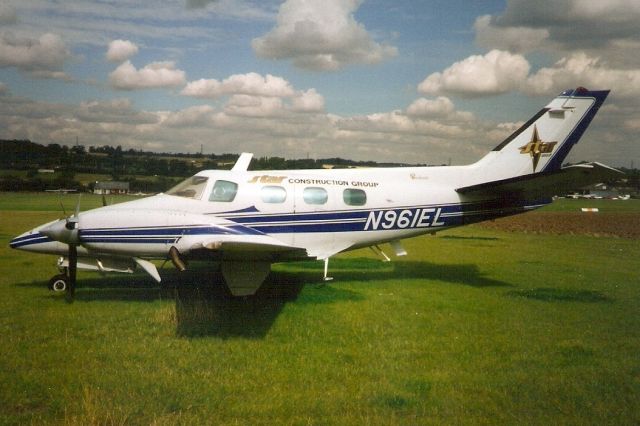 Beechcraft Duke (N961EL) - Seen here in Sep-93.  Registration cancelled 13-Oct-05.  Broken up at CZYL.