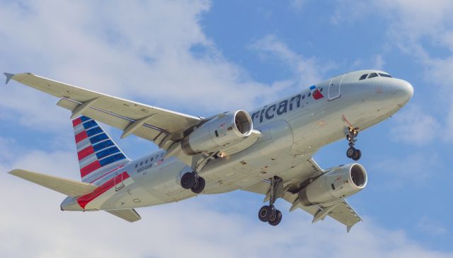 Airbus A319 (N804AW) - American Airlines Airbus A319 on approach for RWY23 at KDSM