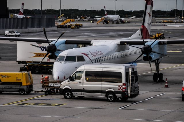 de Havilland Dash 8-400 (OE-LGJ)