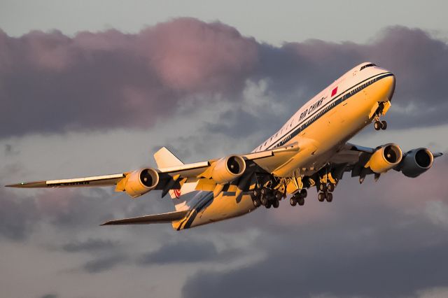 BOEING 747-8 (B-2481) - after rain