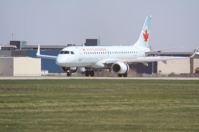 Embraer ERJ-190 (C-FHOY)