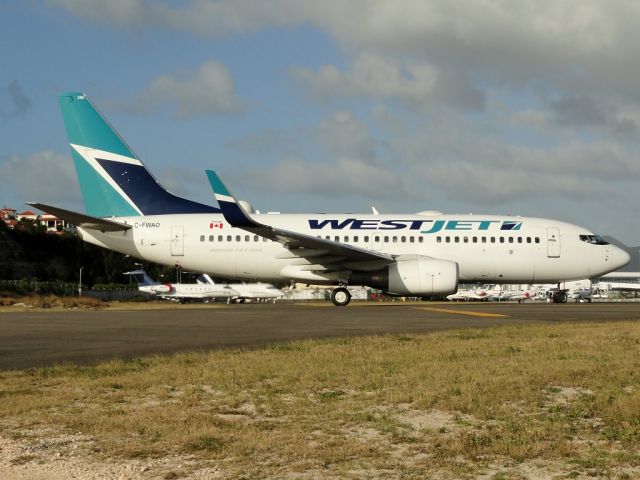 Boeing 737-700 (C-FWAO)