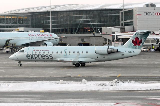 Canadair Regional Jet CRJ-200 (C-GTJA)