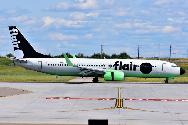 Boeing 737-800 (C-FFLA) - Flair Airlines Boeing 737-86N(WL) arriving at YYC on Aug 17.