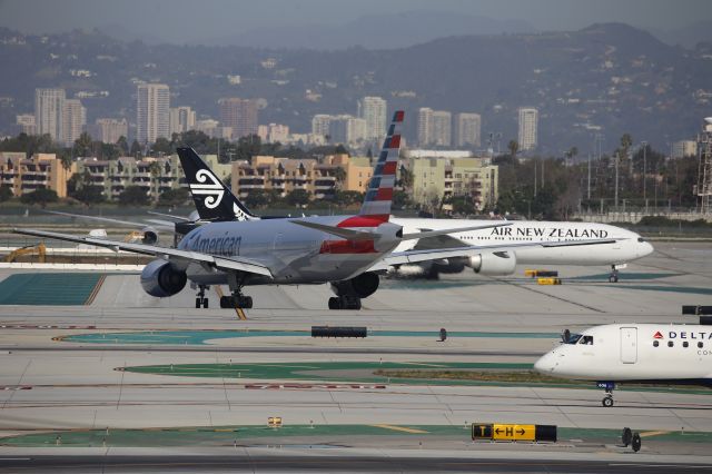 Boeing 777-200 (N760AN)
