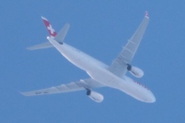 Airbus A330-300 (HB-JHE) - HB-JHE Airbus A-330 343 X. Swiss LX87 De Montréal YUL. Vers Zurich ZRH. Altitude 6314 Mètres. Vitesse 819 KM/H. Survolant la ville de Lavaltrie QC. Le 01-04-2025 à 17:16.