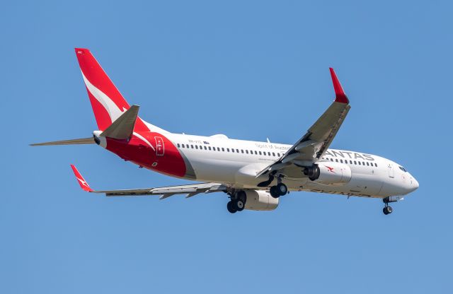 Boeing 737-800 (VH-VYE) - Landing runway 01R, arriving from Sydney.