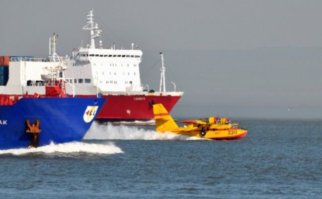 Canadair CL-415 SuperScooper (C-FTXG) - Un CL215 faisant le plein sur le fleuve St-Laurent entre deux bateaux