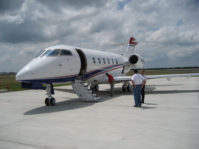 Bombardier Challenger 300 (N300KH)