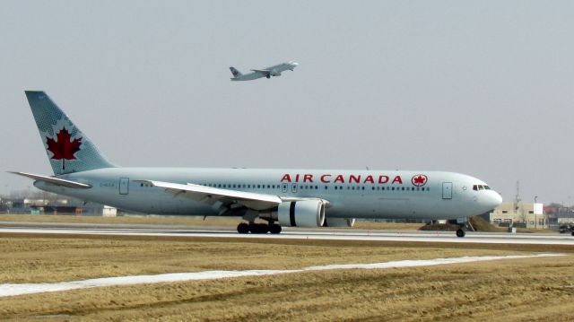 BOEING 737-600 (C-GLCA)