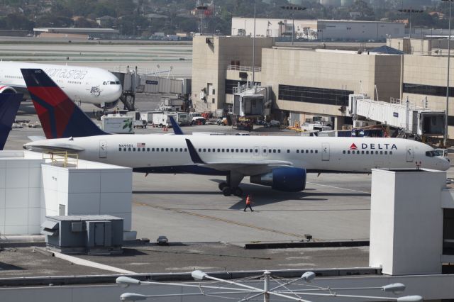 Boeing 757-200 (N695DL)