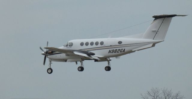 Beechcraft Super King Air 200 (N982GA) - On final is this 1976 Beechcraft Super King Air 200 in the Autumn of 2020.