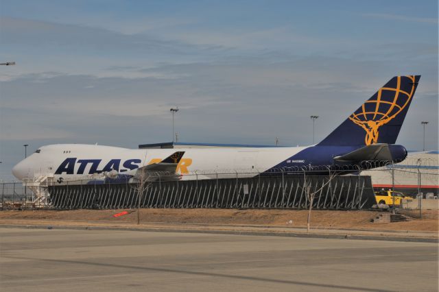 Boeing 747-400 (N409MC)