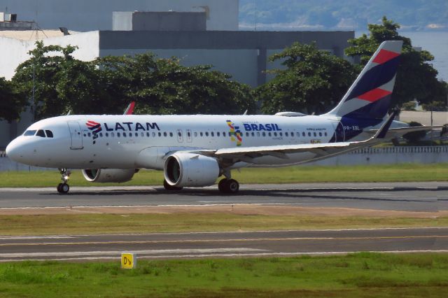 Airbus A320 (PR-XBL)