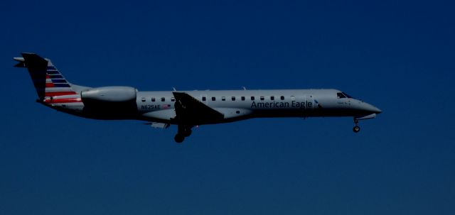 Embraer ERJ-145 (N625AE) - On final is this 1999 American Airlines Eagle Embraer 145LR in the Spring of 2021.