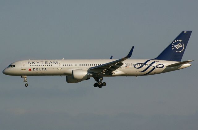 Boeing 757-200 (N705TW)