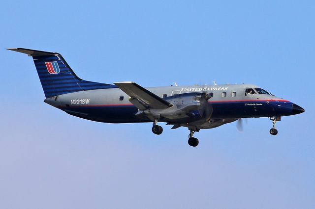 Embraer EMB-120 Brasilia (N221SW) - Landing.