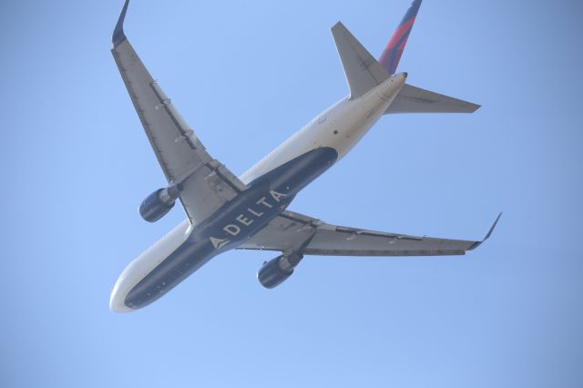 BOEING 767-300 (N178DN)