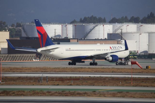 BOEING 767-300 (N182DN)