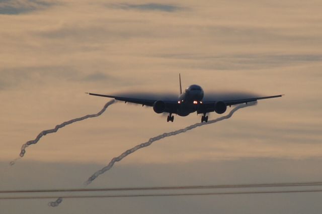 BOEING 777-300ER (VH-VPH) - SWEET FOG!  Nice contrailing action from this VO 777-300ER as she arrives 24R in early a.m. conditions at KLAX! Sorry about the wires. Unavoidable in this instance!