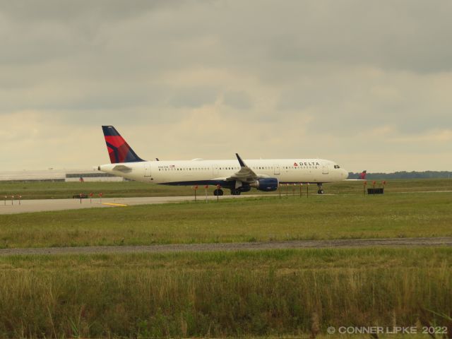 Airbus A321 (N367DN) - Delta A321 taxiing off of Runway 4L at KDTW