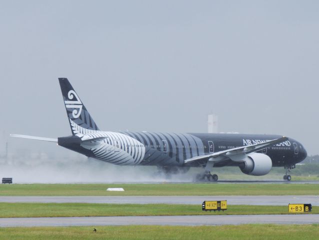 BOEING 777-300ER (ZK-OKQ) - Leaving Brisbane for the first time.