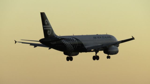 Airbus A320 (ZK-OJD) - Floating in to NZAA at dusk.