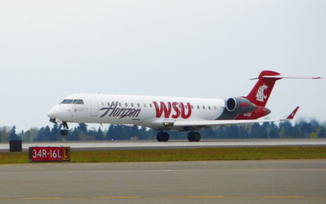 Canadair Regional Jet CRJ-200 (N616QX)