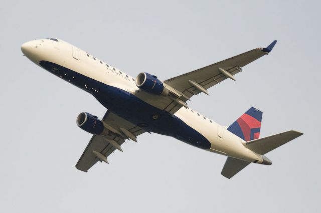 Embraer 170/175 (N627CZ) - Seen at KDCA on 6/12/2011.