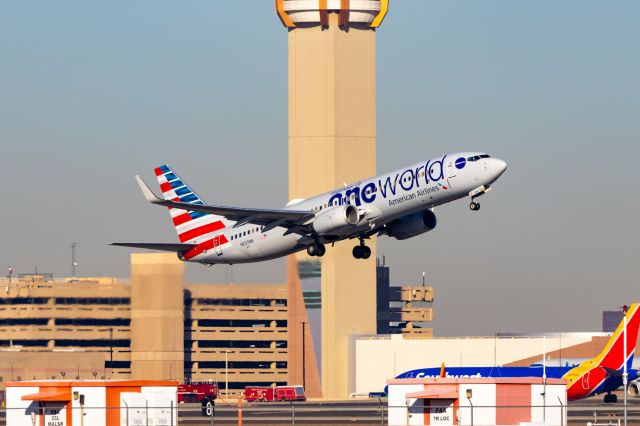 Boeing 737-800 (N837NN) - American Airlines 737-800 in Oneworld special livery taking off from PHX on 12/8/22. Taken with a Canon R7 and Tamron 70-200 G2 lens.