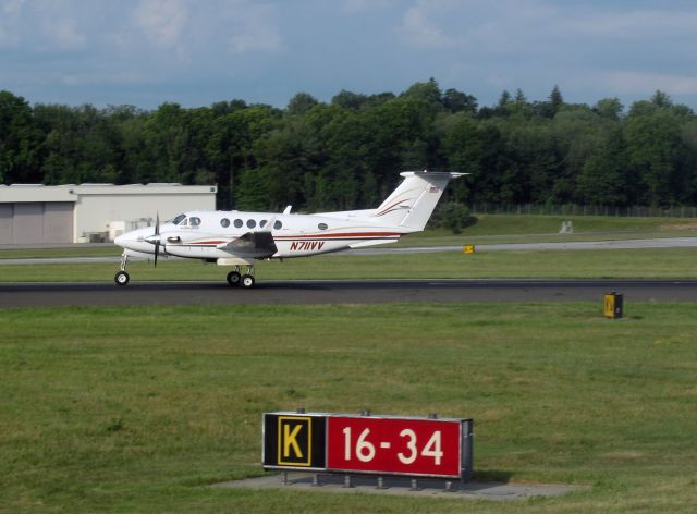 Beechcraft Super King Air 200 (N711VV) - Take off RW34.