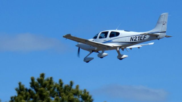 Cirrus SR-20 (N21EF) - About to touch down is this 2020 Cirrus SR20 from the Winter of 2024.