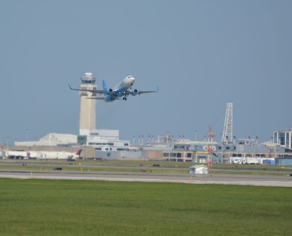 Boeing 737-800 (N881XA) - Hillary departs Cleveland. 09-05-16.