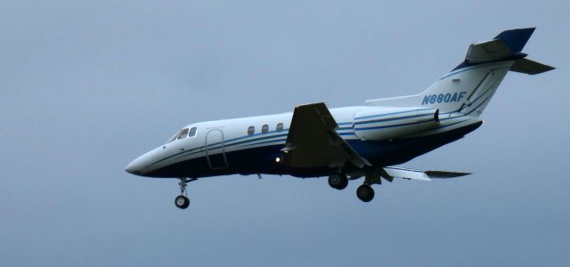 Hawker 800 (N880AF) - On short final is this 1995 Raytheon Hawker 800XP in the Autumn of 2022.