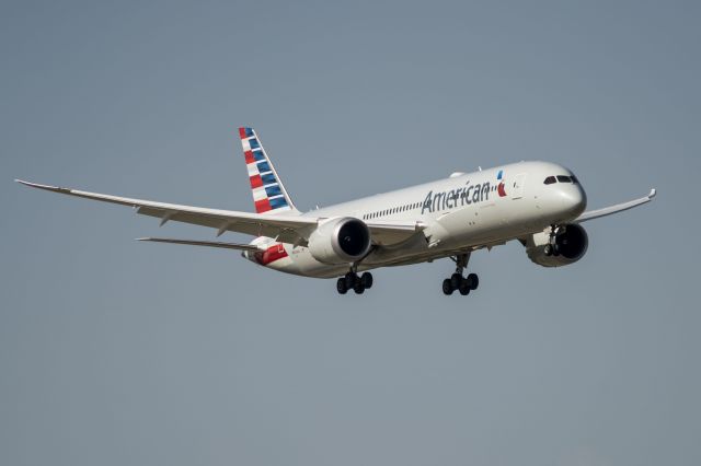 Boeing 787-8 (N833AA)