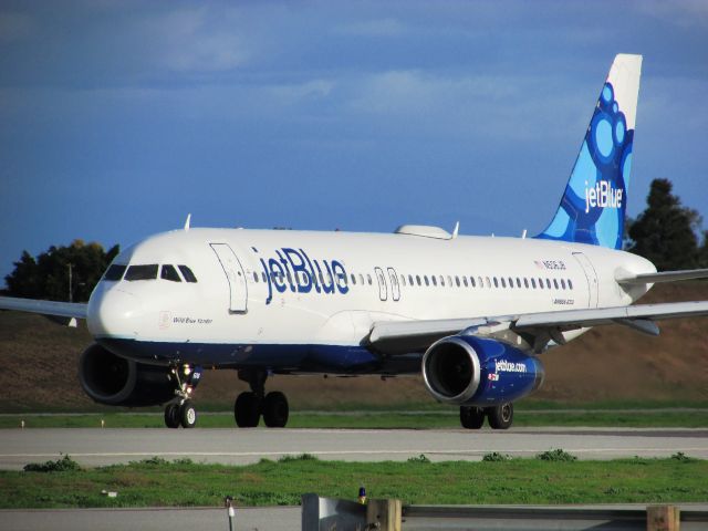 Airbus A320 (N506JB) - Lining up RWY 30