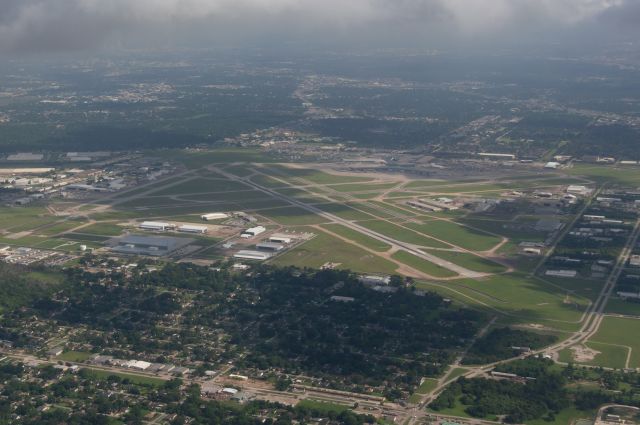 — — - This is William P. Hobby Airport as seen from 5,000 ft AGL. My flight had just departed Runway 22 before making a 180° turn around the airport to fly up north to Des Moines. You can see in this image that both Runway 22 and Runway 13R are being used for commercial departures on this day. Photo taken July 1, 2021 at 9:24 AM with Nikon D3200 at 29mm. 