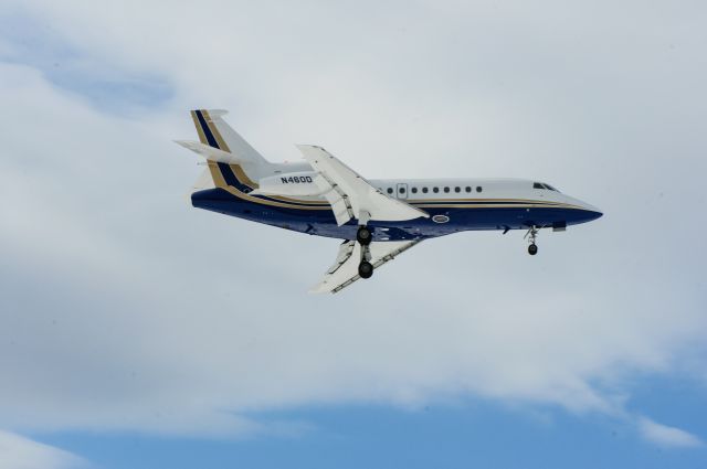 Dassault Falcon 900 (N460D) - Approach rnwy 08 06Apr2013