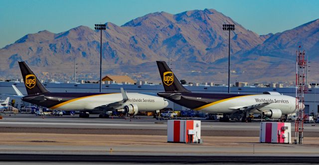 BOEING 767-300 (N302UP) - N302UP UPS 1995 BOEING 767-34AF s/n 27240 - N172UP UPS 2006 AIRBUS A300 F4-622R s/n 0867 -Las Vegas - McCarran International (LAS / KLAS)br /USA - Nevada,  January 11, 2019br /Photo: TDelCoro 