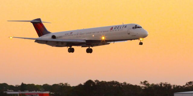 McDonnell Douglas MD-88 (N911DE)