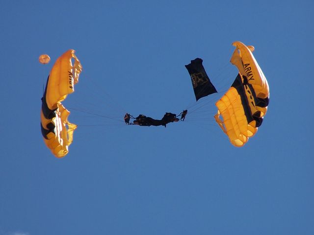 — — - MCAS Miramar Airshow 2006  San Diego, CA  Golden Knights Army parachute team!